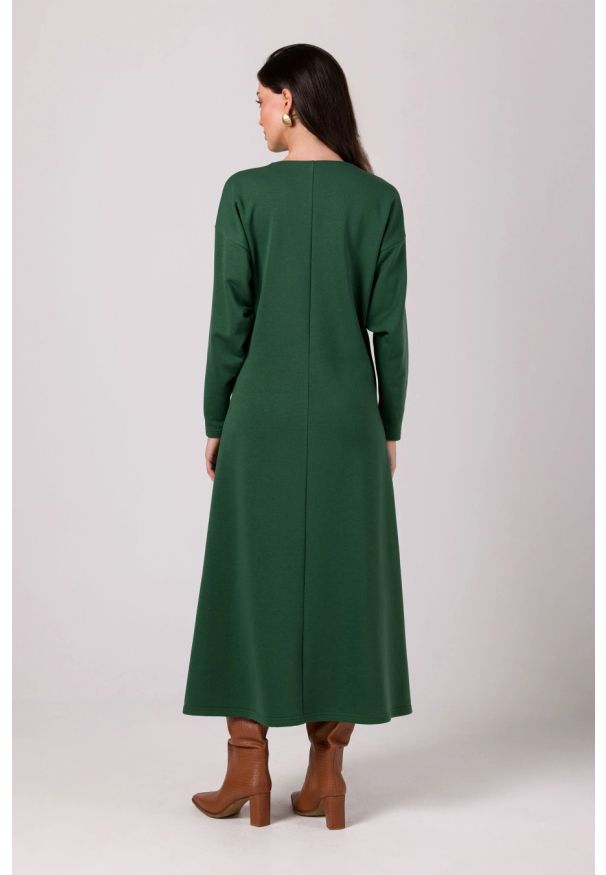 Sukienki.shop - Długa sukienka dzianinowa z dekoltem V kimonowa zielona. Kolor: zielony. Materiał: dzianina. Sezon: jesień, zima. Typ sukienki: sportowe, proste. Styl: sportowy. Długość: maxi