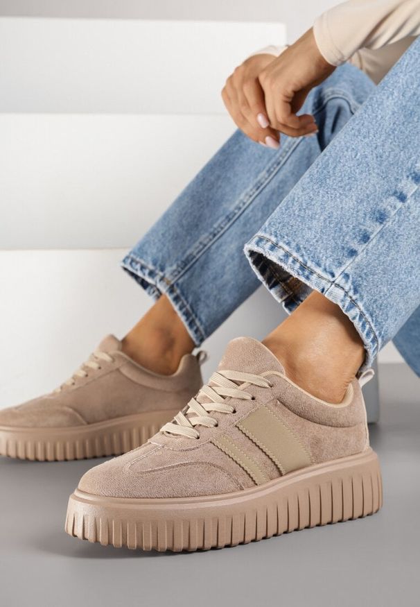 Renee - Beżowe Sneakersy na Tłoczonej Platformie z Paskami Rilasena. Okazja: na co dzień. Zapięcie: pasek. Kolor: beżowy. Wzór: paski. Obcas: na platformie