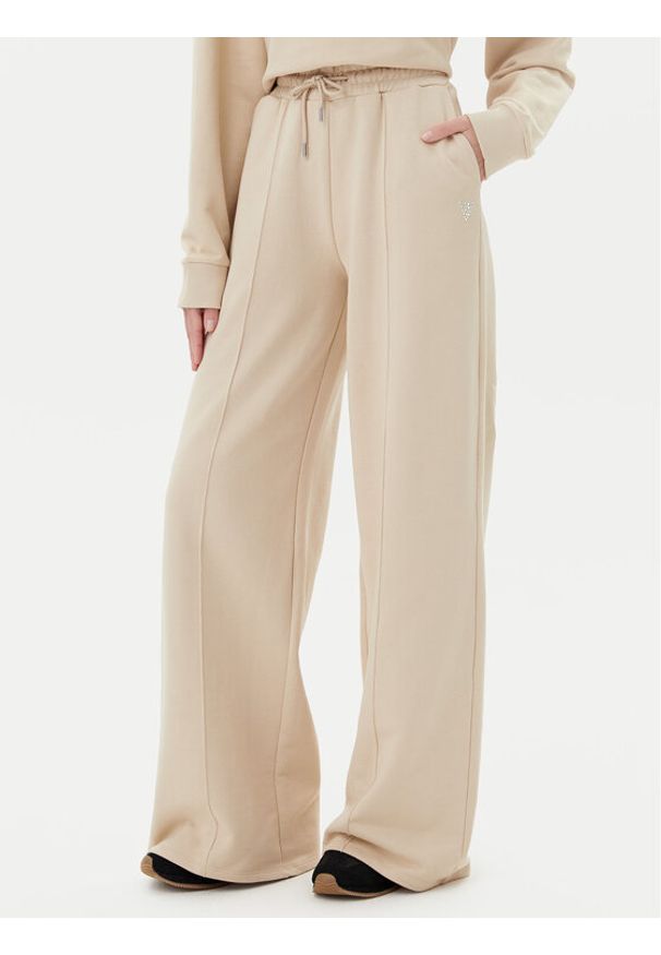 Guess Spodnie dresowe V5GB07 KCRP0 Beżowy Regular Fit. Kolor: beżowy. Materiał: bawełna