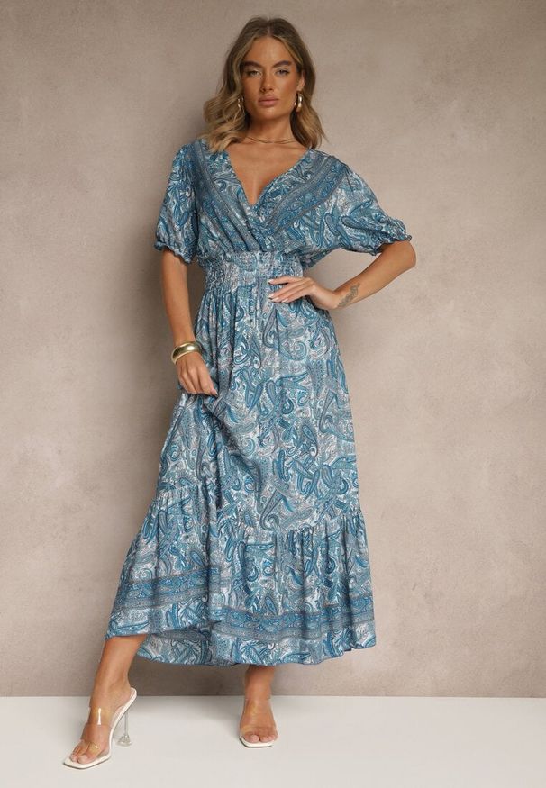 Renee - Niebieska Rozkloszowana Sukienka z Bawełny Zdobiona Wzorem Paisley Folitea. Typ kołnierza: dekolt w serek. Kolor: niebieski. Materiał: bawełna. Wzór: paisley, aplikacja. Sezon: wiosna