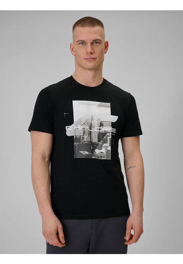 4f - 4F T-shirt regular z nadrukiem męski - czarny S. Okazja: na co dzień. Kolor: czarny. Materiał: dzianina, bawełna, materiał. Wzór: nadruk. Styl: casual, klasyczny