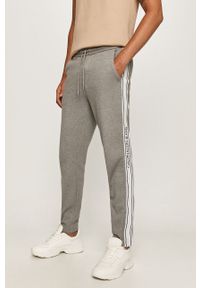 Calvin Klein Jeans - Spodnie. Kolor: szary. Materiał: bawełna, poliester, dzianina. Wzór: aplikacja #1