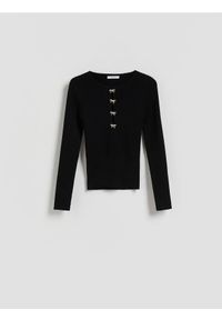 Reserved - Bluzka z ozdobną aplikacją - czarny. Kolor: czarny. Materiał: prążkowany, wiskoza, dzianina. Wzór: aplikacja