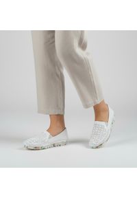 Białe Półbuty Artiker Wygodne Ażurowe Obuwie Damskie. Kolor: biały. Materiał: skóra. Wzór: ażurowy #1