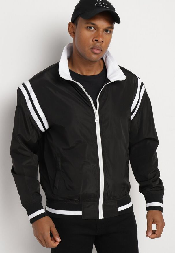 Born2be - Czarna Kurtka Bomberka z Gumką w Pasie Ozdobiona Paskami Nevetas. Kolor: czarny. Materiał: bawełna. Długość rękawa: długi rękaw. Długość: długie. Wzór: aplikacja. Styl: sportowy