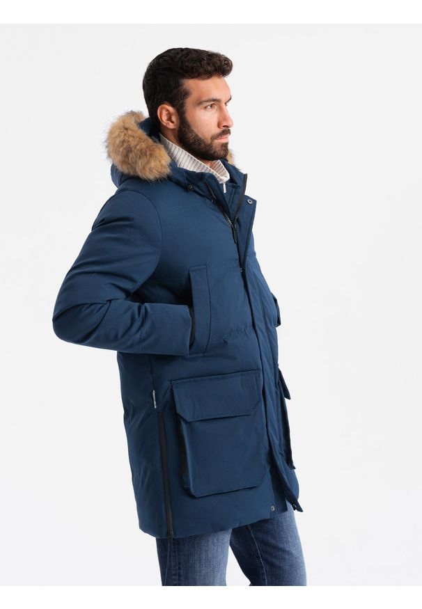 Ombre Clothing - Długa ocieplana męska kurtka parka z rozpinanym dołem – granatowa V5 OM-JALJ-0184 - XXL. Typ kołnierza: kołnierzyk stójkowy. Kolor: niebieski. Materiał: guma, futro, poliester, syntetyk, materiał, tkanina. Długość: długie. Wzór: aplikacja, gładki