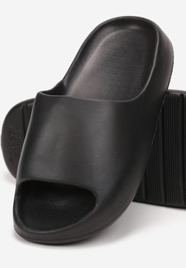 Born2be - Czarne Piankowe Klapki z Szerokim Paskiem Jaspera. Okazja: na plażę, do domu. Kolor: czarny. Materiał: dresówka. Styl: klasyczny