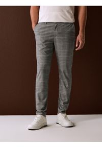 Sinsay - Eleganckie spodnie chino w kratę - szary. Kolor: szary. Styl: elegancki