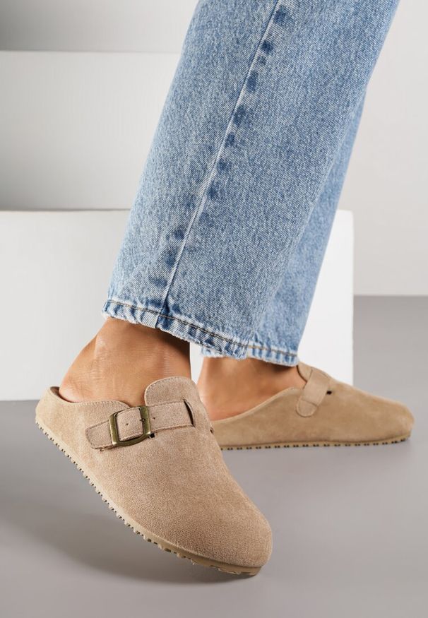 Born2be - Ciemnobeżowe Klapki Typu Mule z Imitacji Zamszu z Paskiem z Klamerką Anevitta. Okazja: na spacer, na co dzień. Kolor: beżowy. Materiał: zamsz. Styl: elegancki, casual, klasyczny