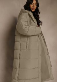 Renee - Zielona Długa Kurtka Zimowa z Pikowanymi Przeszyciami Kapturem i Suwakami Mevanesa. Okazja: na co dzień. Kolekcja: plus size. Kolor: beżowy. Materiał: zamsz, jeans. Długość: długie. Sezon: zima. Styl: casual, elegancki #2