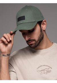 Ombre Clothing - Męska czapka bejsbolówka z daszkiem oraz prostokątną naszywką – khaki V6. Kolor: brązowy. Materiał: bawełna. Wzór: aplikacja. Styl: klasyczny, sportowy, casual, elegancki