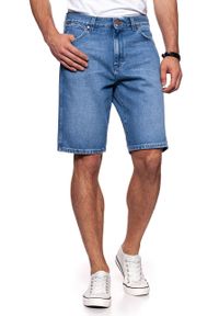 Wrangler - KRÓTKIE SPODENKI WRANGLER DENIM SHORT B&Y FLAG BLUE W14CGX122. Materiał: denim. Długość: krótkie