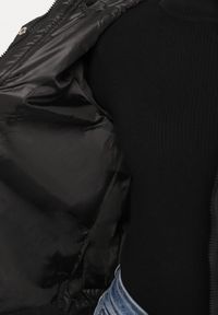 Born2be - Czarna Przejściowa Kurtka z Oryginalnym Pikowaniem i Kapturem Aruvitte. Okazja: na co dzień, na spacer. Kolor: czarny. Materiał: poliester, jeans. Styl: casual #5