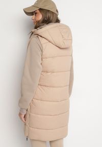 Born2be - Ciemnobeżowa Pikowana Kamizelka z Kapturem i Sznurkami Zelothis. Typ kołnierza: kaptur. Kolor: beżowy. Materiał: dzianina, jeans. Długość: długie. Sezon: jesień. Styl: klasyczny, elegancki #2