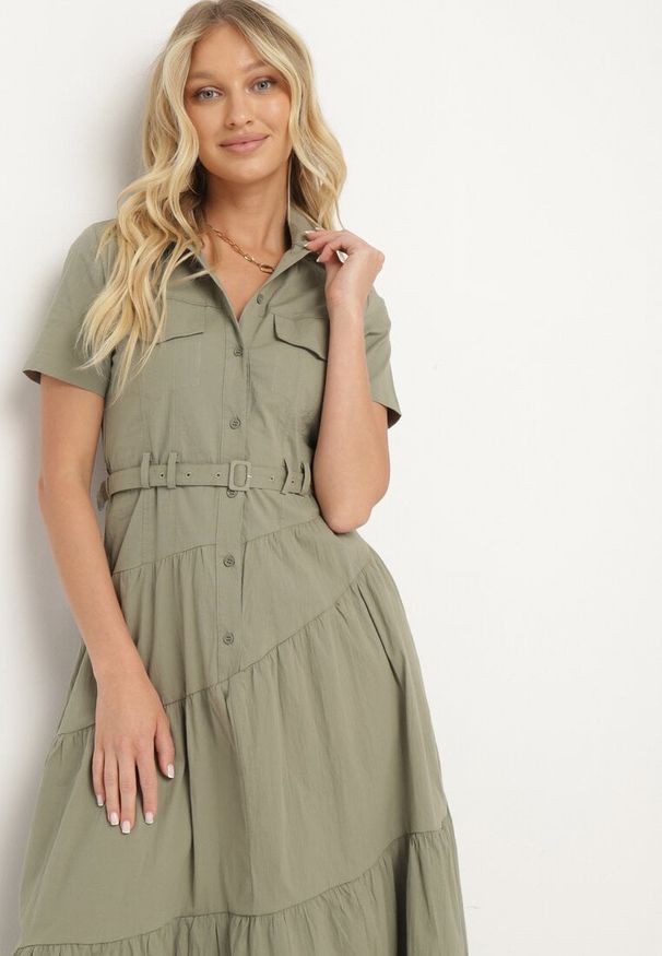 Born2be - Ciemnobeżowa Taliowana Sukienka z Bawełny w Koszulowym Stylu z Imitacją Kieszeni Masefia. Okazja: na co dzień. Kolor: beżowy. Materiał: bawełna. Wzór: aplikacja. Typ sukienki: koszulowe. Styl: elegancki, casual, wizytowy