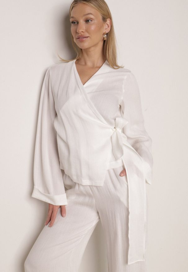 Born2be - Biała Kopertowa Bluzka z Wiskozy Ozdobiona Wiązaniem Velanitte. Okazja: na co dzień. Kolor: biały. Materiał: wiskoza. Wzór: aplikacja. Styl: casual, elegancki, wizytowy