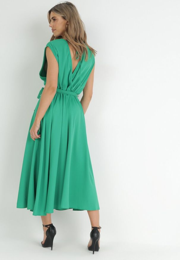 Born2be - Zielona Sukienka Maxi z Materiałowym Paskiem i Kopertowym Dekoltem Istilla. Okazja: na wesele, na co dzień, na ślub cywilny. Typ kołnierza: dekolt kopertowy. Kolor: zielony. Materiał: materiał. Typ sukienki: kopertowe. Styl: casual. Długość: maxi