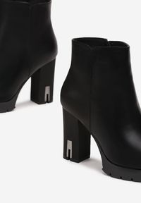 Renee - Czarne Botki na Słupku z Metaliczną Wstawką i Podeszwą z Protektorem Zallen. Nosek buta: okrągły. Zapięcie: zamek. Kolor: czarny. Materiał: materiał. Sezon: jesień, zima. Obcas: na słupku. Wysokość obcasa: średni #4