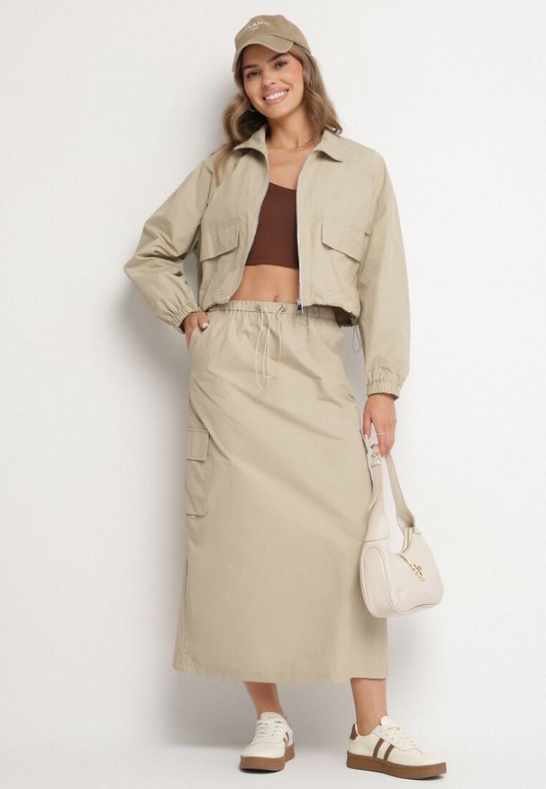 Born2be - Jasnobeżowy Komplet z Bawełną Rozpinana Bluza i Spódnica Evariel. Kolor: beżowy. Materiał: bawełna. Wzór: aplikacja