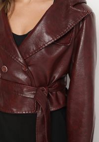 Born2be - Bordowa Krótka Kurtka Typu Trencz z Imitacji Skóry z Kapturem i Wiązanym Paskiem Nilianiela. Okazja: na co dzień. Typ kołnierza: kaptur. Kolor: czerwony. Materiał: skóra. Długość: krótkie. Wzór: paski. Styl: klasyczny, casual, elegancki #7