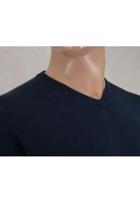 Sweter Ciemnogranatowy Elegancki Męski, 100% Bawełna, Dekolt w Serek (V-neck) - Adriano Guinari -. Okazja: do pracy, na spotkanie biznesowe, na co dzień. Typ kołnierza: dekolt w serek. Kolor: niebieski. Materiał: bawełna. Styl: elegancki