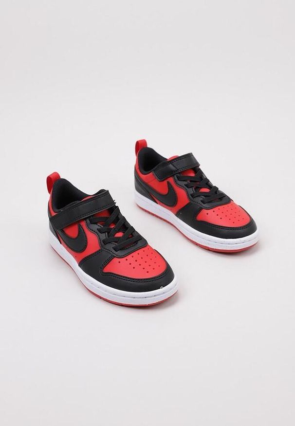 Buty do chodzenia dla dzieci Nike 600 Court Borough Low Recraft. Zapięcie: rzepy. Kolor: czerwony, wielokolorowy. Materiał: guma, materiał, syntetyk. Szerokość cholewki: normalna. Model: Nike Court. Sport: turystyka piesza
