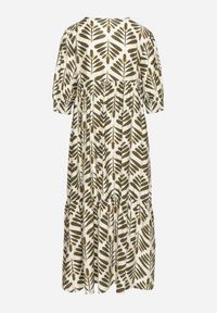 Born2be - Zielona Rozkloszowana Sukienka z Wiskozą z Motywem Roślinnym Loredia. Okazja: na co dzień. Typ kołnierza: dekolt w kształcie V. Kolor: zielony. Materiał: wiskoza. Długość rękawa: krótki rękaw. Wzór: aplikacja. Styl: casual, elegancki #3