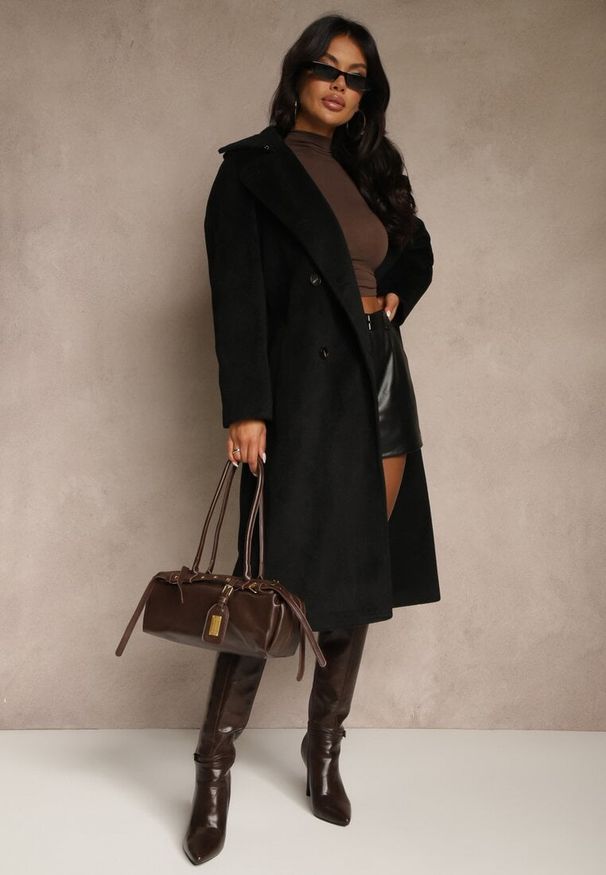 Renee - Czarny Płaszcz Dwurzędowy o Długim Kroju Ozdobiony Paskiem Senadriel. Okazja: na spacer, na co dzień. Kolor: czarny. Materiał: jeans. Długość: długie. Wzór: aplikacja. Sezon: jesień. Styl: casual, elegancki, wizytowy