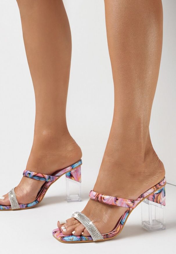 Born2be - Różowe Klapki Ampeope. Kolor: różowy. Wzór: kolorowy, nadruk, aplikacja. Obcas: na obcasie. Wysokość obcasa: średni