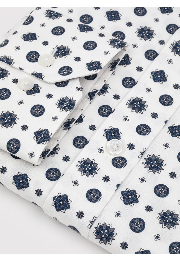 Pako Lorente - Biała koszula w niebieski wzór geometryczny. Kolor: wielokolorowy, niebieski, biały. Materiał: bawełna, elastan. Długość rękawa: długi rękaw. Długość: długie. Wzór: geometria