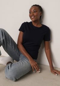 Born2be - Granatowy Bawełniany T-shirt w Klasycznym Stylu Nedila. Kolor: niebieski. Materiał: bawełna. Długość: długie. Styl: klasyczny #1