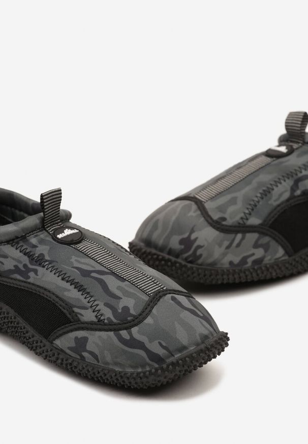 Born2be - Ciemnozielone Buty Sportowe Wsuwane z Elastyczną Podeszwą Rivasole. Okazja: na co dzień. Zapięcie: bez zapięcia. Kolor: zielony. Materiał: materiał. Sezon: wiosna, lato. Obcas: na obcasie. Wysokość obcasa: niski