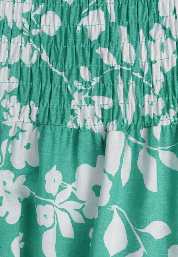 Renee - Zielona Rozkloszowana Sukienka Maxi z Hiszpańskim Dekoltem w Kwiaty Zevana. Kolor: zielony. Wzór: kwiaty. Sezon: wiosna, lato. Typ sukienki: rozkloszowane. Długość: maxi