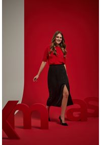 MOODO - Sweter z krótkimi rękawami czerwony. Kolor: czerwony. Materiał: wiskoza. Długość rękawa: krótki rękaw. Długość: krótkie #1