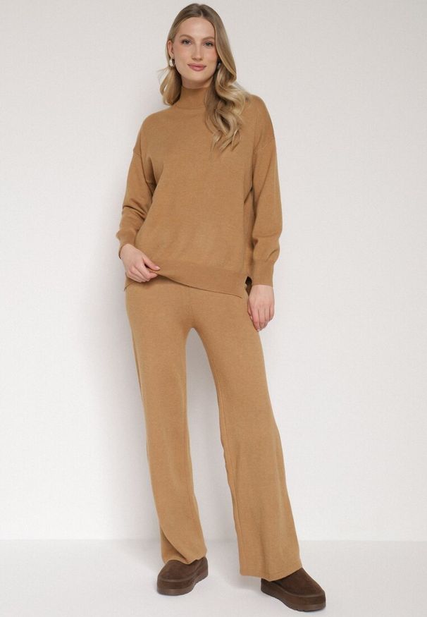 Born2be - Beżowy Klasyczny Dzianinowy Komplet z Wiskozą Szerokie Spodnie i Sweter Półgolf Reillena. Kolor: beżowy. Materiał: dzianina, wiskoza