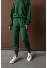 Marsala - Spodnie dresowe typu jogger w kolorze HUNTER DARK GREEN - DISPLAY. Stan: podwyższony. Materiał: dresówka. Styl: elegancki #1