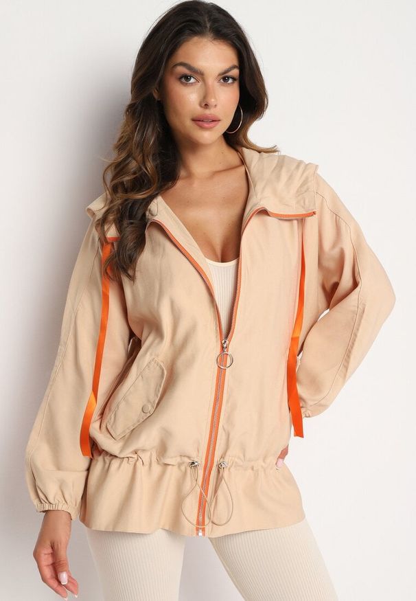 Born2be - Ciemnobeżowa Kurtka Jednorzędowa z Bawełną Kapturem i Wstążką Zakończona Ściągaczem Martinis. Okazja: na co dzień. Kolor: beżowy. Materiał: bawełna. Wzór: aplikacja. Styl: elegancki, casual, klasyczny