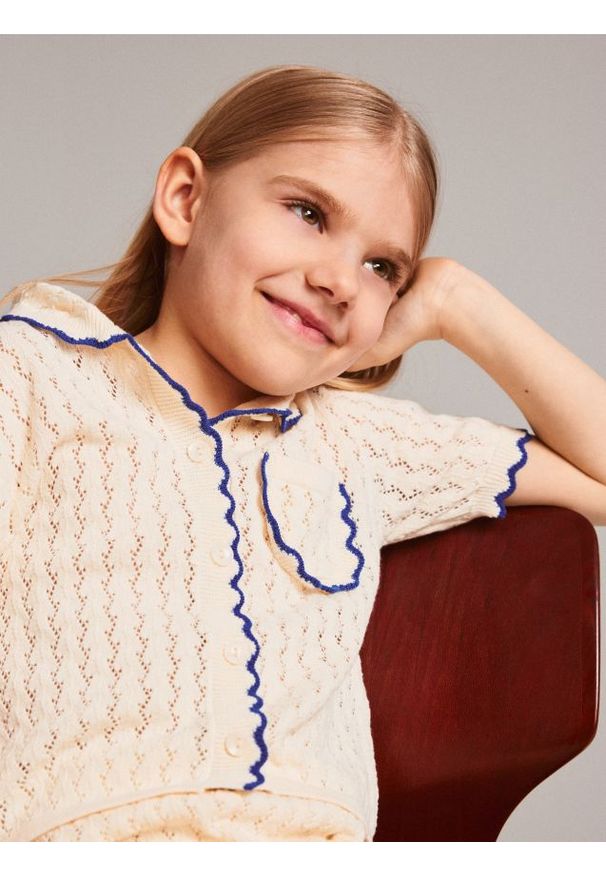 Reserved - Luźny kardigan z kołnierzykiem - kremowy. Kolor: kremowy. Materiał: dzianina, bawełna