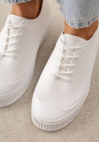 Renee - Białe Trampki z Siateczkową Cholewką i Tłoczoną Podeszwą Lalnai. Okazja: na co dzień. Kolor: biały. Materiał: jeans. Szerokość cholewki: normalna. Sezon: wiosna, lato #8