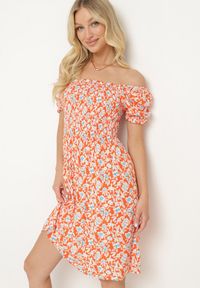 Born2be - Pomarańczowa Wiskozowa Sukienka Hiszpanka o Rozkloszowanym Kroju z Marszczonym Dekoltem Otlea. Okazja: na co dzień. Typ kołnierza: dekolt hiszpanka. Kolor: pomarańczowy. Materiał: wiskoza. Długość rękawa: krótki rękaw. Sezon: lato. Styl: boho, casual #4