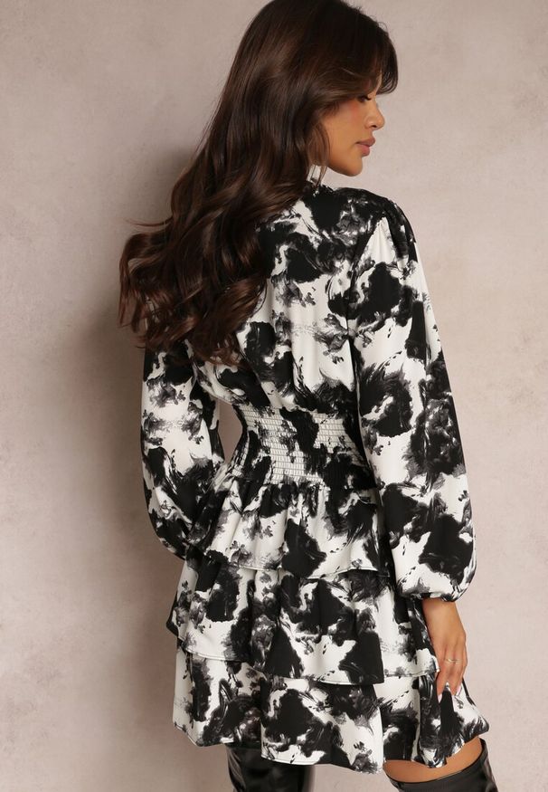 Renee - Czarna Taliowana Sukienka Mini z Falbanką Befionie. Okazja: na co dzień. Typ kołnierza: kołnierz z falbankami. Kolor: czarny. Materiał: skóra. Styl: casual, klasyczny. Długość: mini