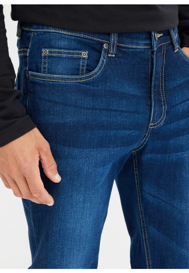 bonprix - Dżinsy regular fit, z rozszerzanym nogawkami. Kolor: niebieski. Styl: elegancki, klasyczny
