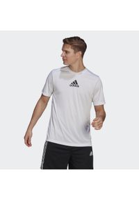 Adidas - Koszulka adidas Primeblue Designed To Move Sport. Kolor: wielokolorowy, biały, czarny. Materiał: materiał. Sport: fitness #1