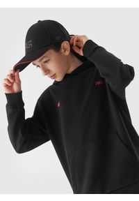 4f - Czapka z daszkiem strapback dziecięca 4F x Robert Lewandowski - czarna. Kolor: czarny. Materiał: tkanina, materiał. Wzór: nadruk. Sezon: lato. Styl: młodzieżowy, sportowy