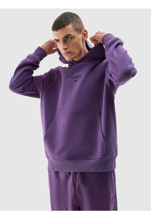 4f - Bluza dresowa nierozpinana z kapturem męska - fioletowa. Okazja: na co dzień. Typ kołnierza: kaptur. Kolor: fioletowy. Materiał: dresówka. Styl: sportowy, klasyczny, casual