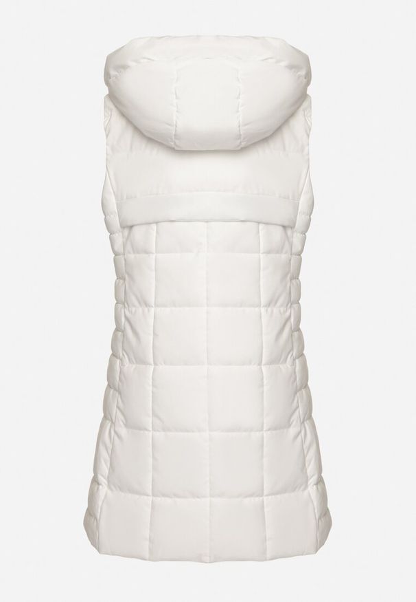 Born2be - Biała Pikowana Kamizelka z Odpinanym Kapturem i Kieszeniami na Suwak Anoria. Okazja: na co dzień. Kolor: biały. Materiał: jeans. Wzór: aplikacja. Styl: casual, klasyczny