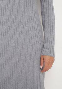 Born2be - Szara Sukienka Sweterkowa z Wiskozą Ozdobiona z Boku Rozcięciami Ninnoriel. Okazja: na co dzień. Kolor: szary. Materiał: wiskoza. Wzór: aplikacja. Typ sukienki: proste. Styl: klasyczny, casual, elegancki #7