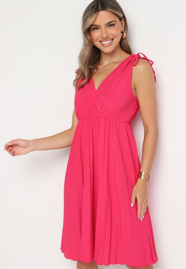 Born2be - Fuksjowa Plisowana Sukienka z Bawełną i Wiskozą z Gumką w Talii i Kopertowym Dekoltem Karamla. Typ kołnierza: dekolt kopertowy. Kolor: różowy. Materiał: bawełna, wiskoza. Typ sukienki: kopertowe