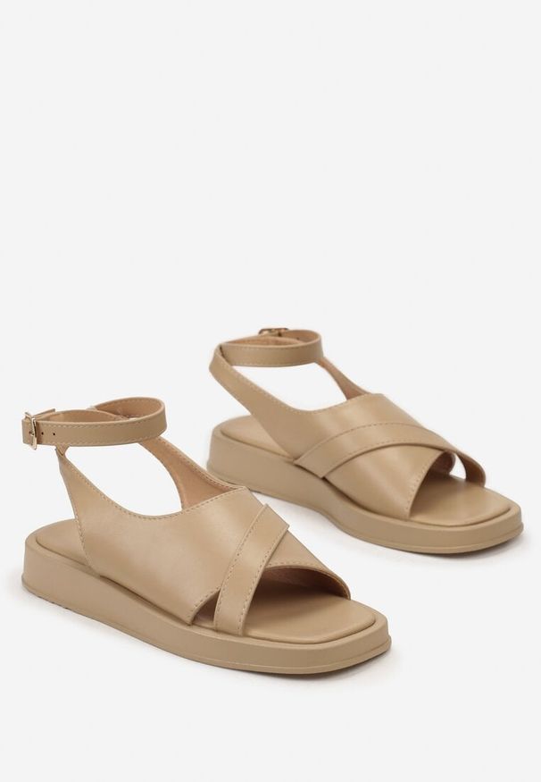 Born2be - Ciemnobeżowe Sandały z Szerokim Pasem Zapinanym na Sprzączkę Lumossa. Okazja: na co dzień. Zapięcie: sprzączka. Kolor: beżowy. Sezon: lato. Obcas: na płaskiej podeszwie. Styl: casual
