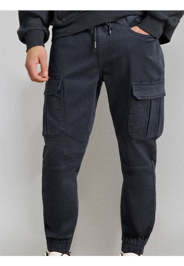 Sinsay - Jeansy regular jogger cargo - niebieski. Kolor: niebieski